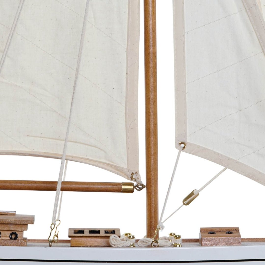 Brown Bottom Sails Yacht - LUXONAS