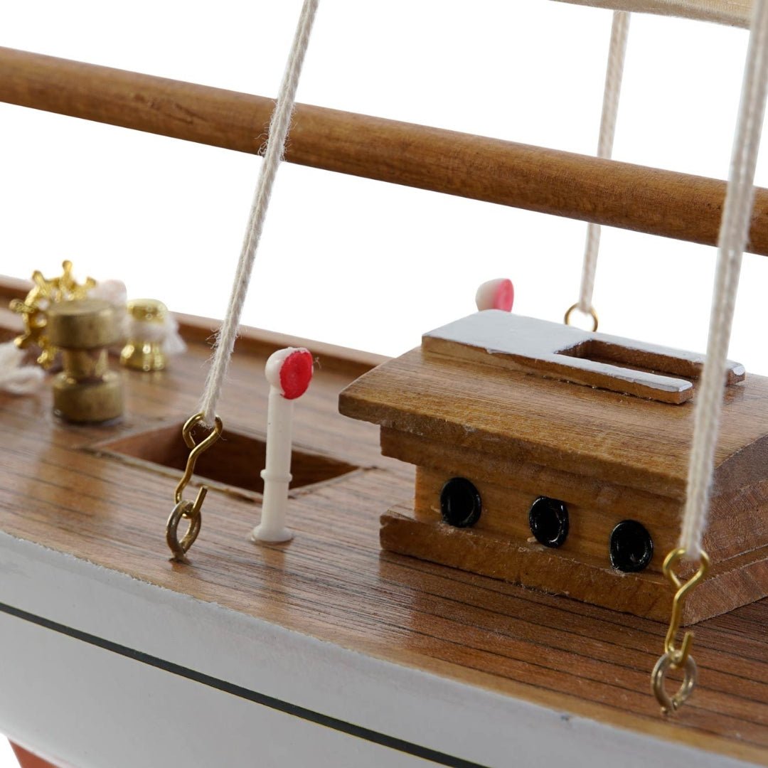 Brown Bottom Sails Yacht - LUXONAS