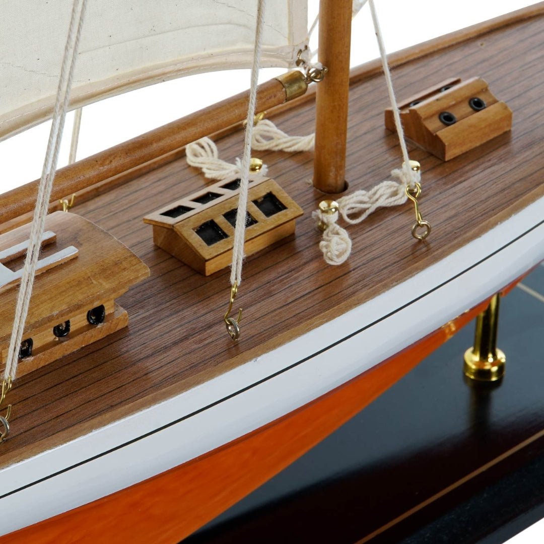 Brown Bottom Sails Yacht - LUXONAS