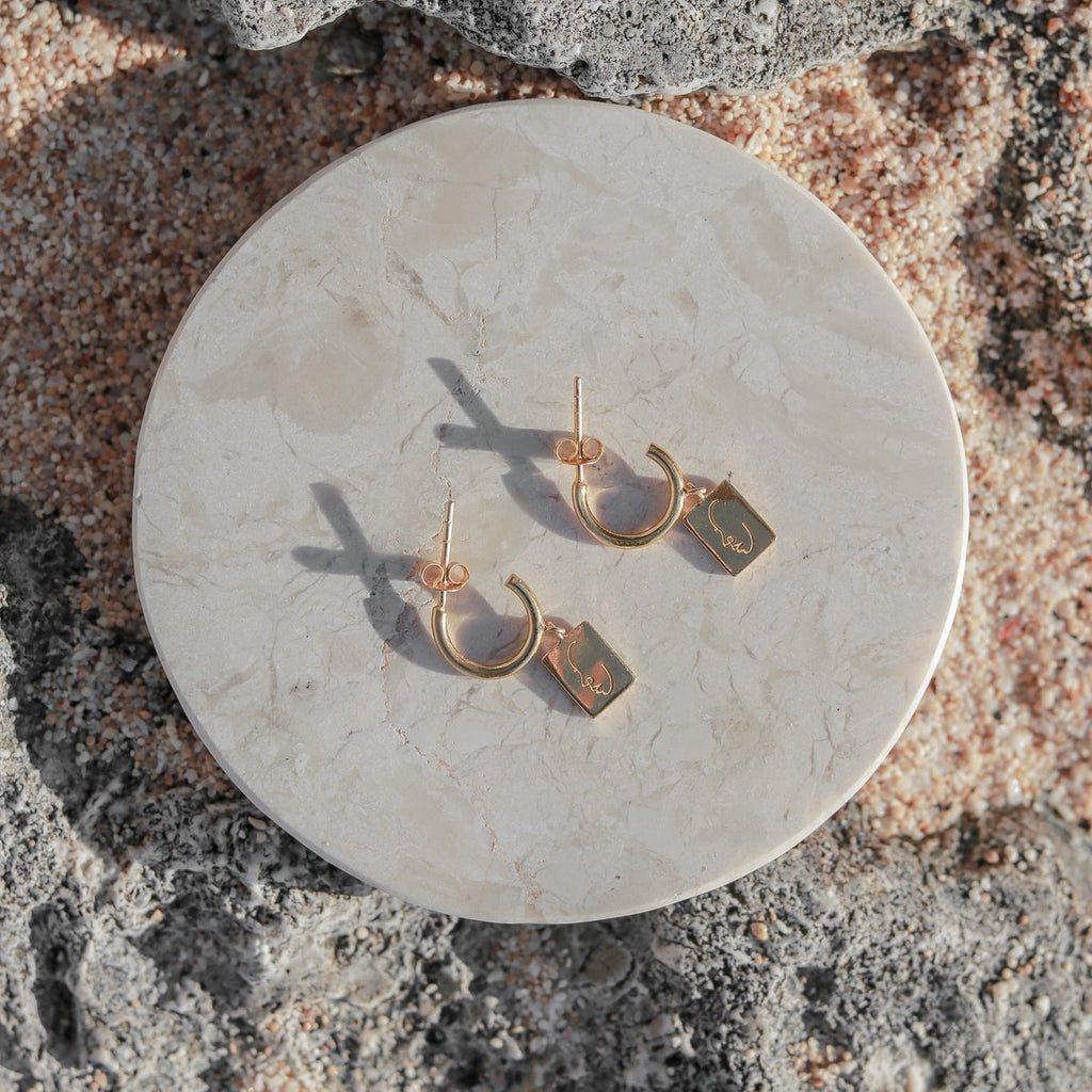 18k Gold - Plated Earrings with Pendant - Hoop Earrings with Engraved Face - Dangle Earrings in 925 Silver Gold Vermeil - KARTINI Gold - LUXONAS HOME