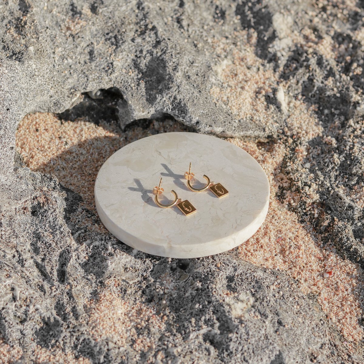18k Gold - Plated Earrings with Pendant - Hoop Earrings with Engraved Face - Dangle Earrings in 925 Silver Gold Vermeil - KARTINI Gold - LUXONAS HOME