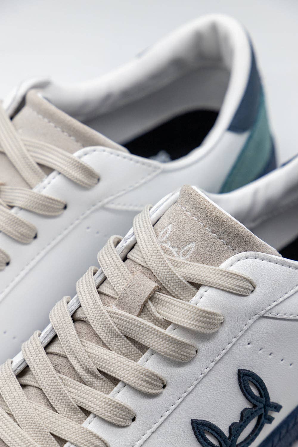 White Low-Top Leather Sneakers with Contrasting Crab Motif | Duo