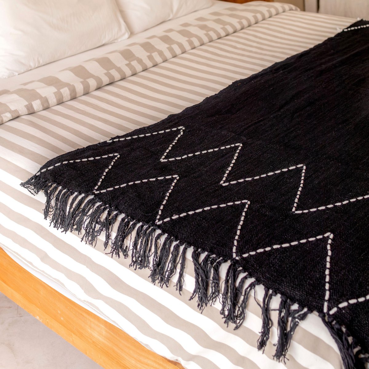 Black Throw Handwoven – Boho Bedspread – Fringes and Zigzag Pattern Plaid – Cosy Sofa Blanket – Cotton Throw 140x200 cm LINGGAH - LUXONAS HOME