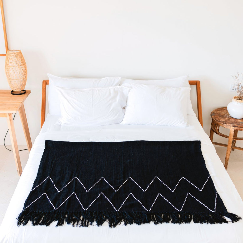 Black Throw Handwoven – Boho Bedspread – Fringes and Zigzag Pattern Plaid – Cosy Sofa Blanket – Cotton Throw 140x200 cm LINGGAH - LUXONAS HOME