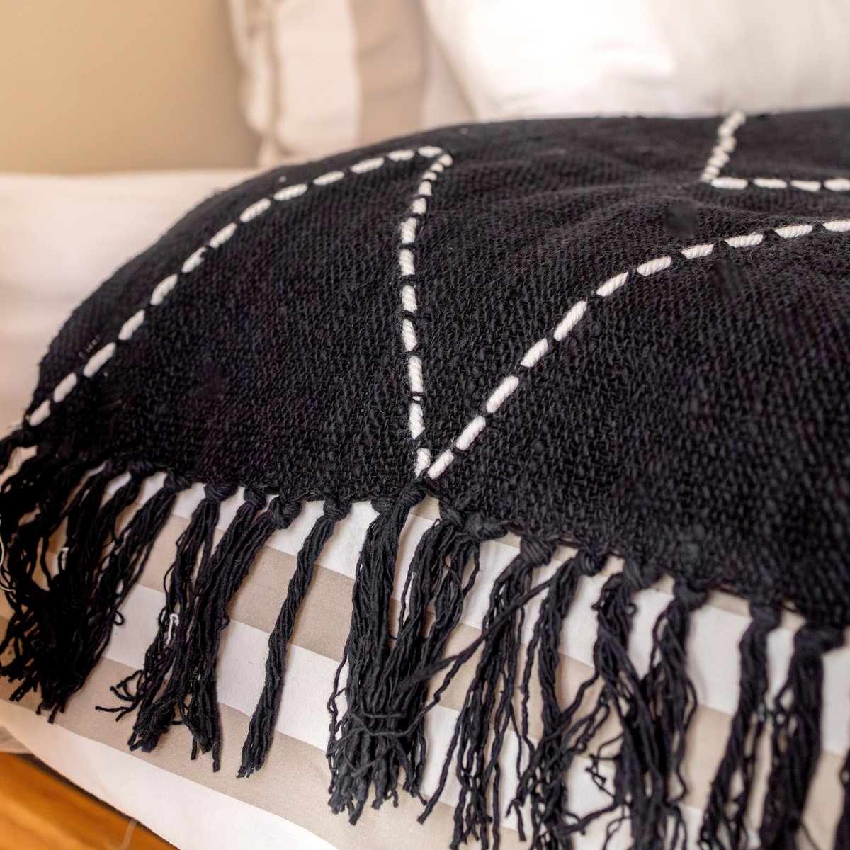 Black Throw Handwoven – Boho Bedspread – Fringes and Zigzag Pattern Plaid – Cosy Sofa Blanket – Cotton Throw 140x200 cm LINGGAH - LUXONAS HOME