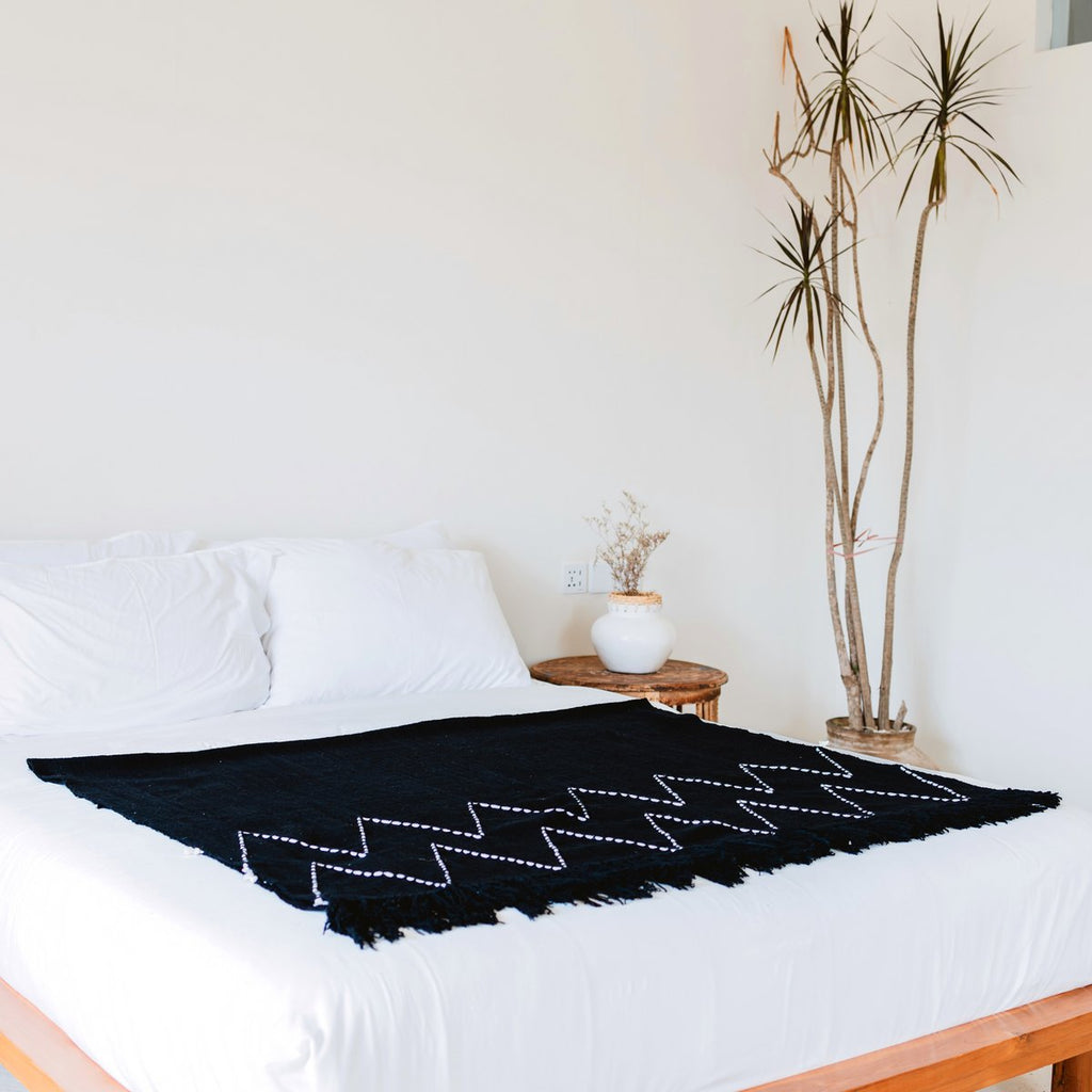 Black Throw Handwoven – Boho Bedspread – Fringes and Zigzag Pattern Plaid – Cosy Sofa Blanket – Cotton Throw 140x200 cm LINGGAH - LUXONAS HOME