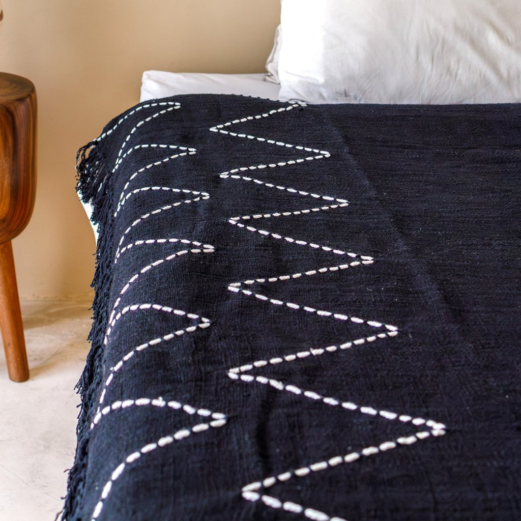 Black Throw Handwoven – Boho Bedspread – Fringes and Zigzag Pattern Plaid – Cosy Sofa Blanket – Cotton Throw 140x200 cm LINGGAH - LUXONAS HOME