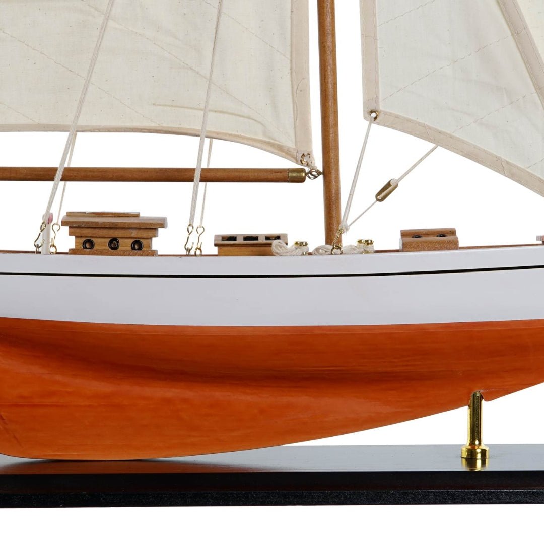 Brown Bottom Sails Yacht - LUXONAS