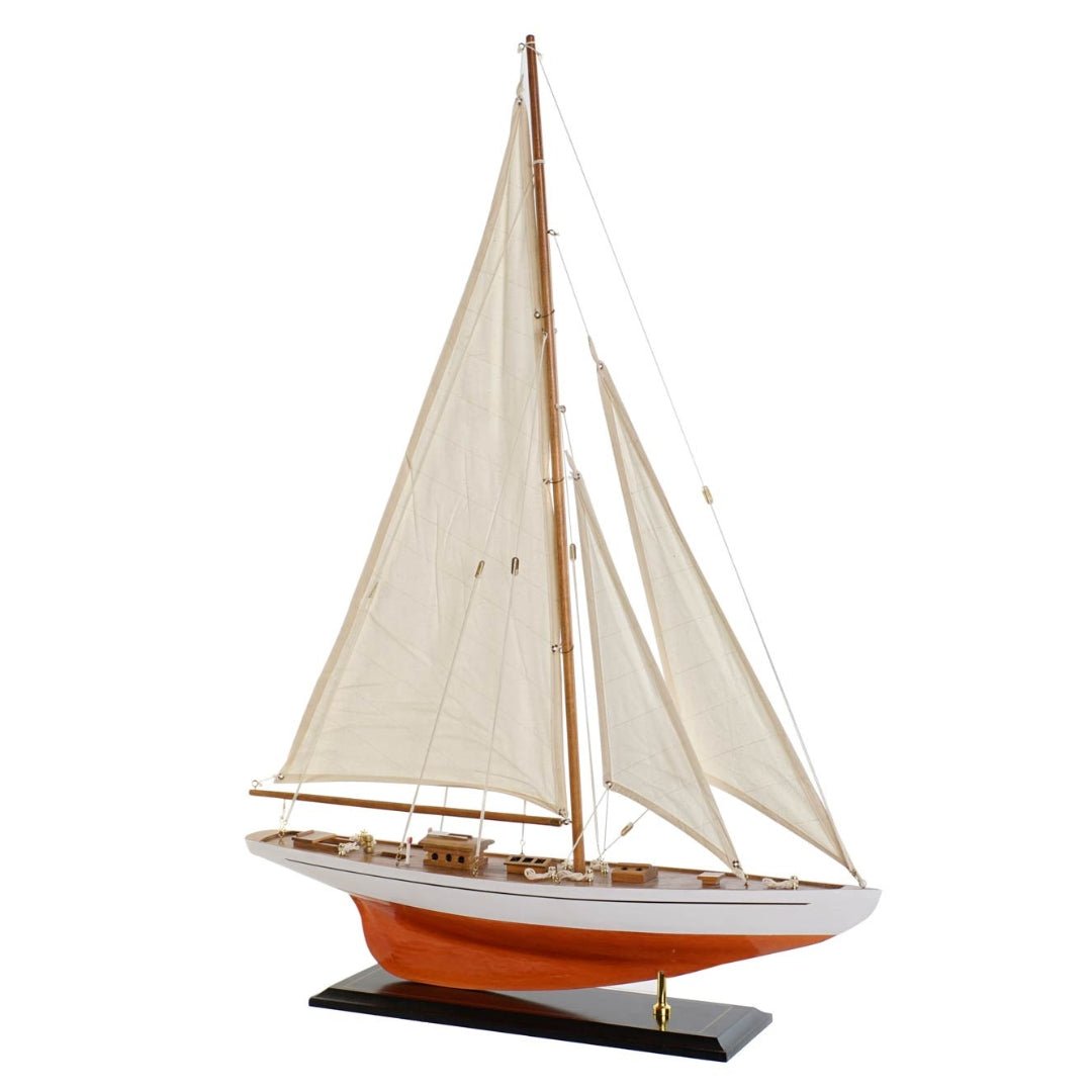 Brown Bottom Sails Yacht - LUXONAS