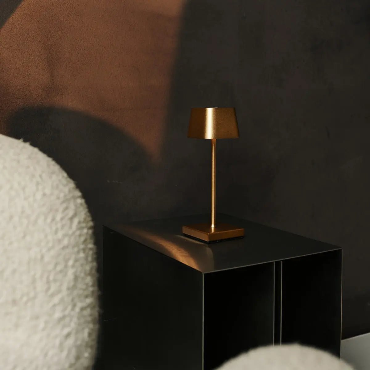 Combi Set Professional | 8 x Sarphati Mini Gold Rechargeable Table Lamps & 1 x Central Station Charging Station - LUXONAS HOME