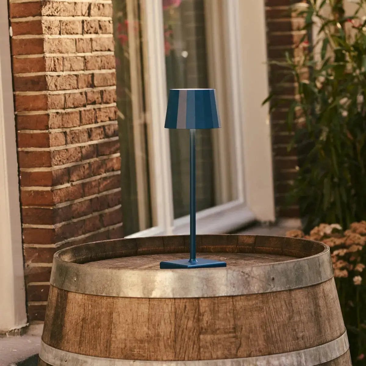 Combi Set Professional | 8 x Wouter Delftware Blue Rechargeable Table Lamps & 1 x Central Station Charging Station - LUXONAS HOME