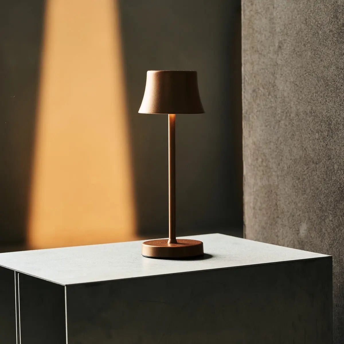 De Pijp Mini Copper Rechargeable Table Lamp | Wireless Charging & Dimmable - LUXONAS HOME