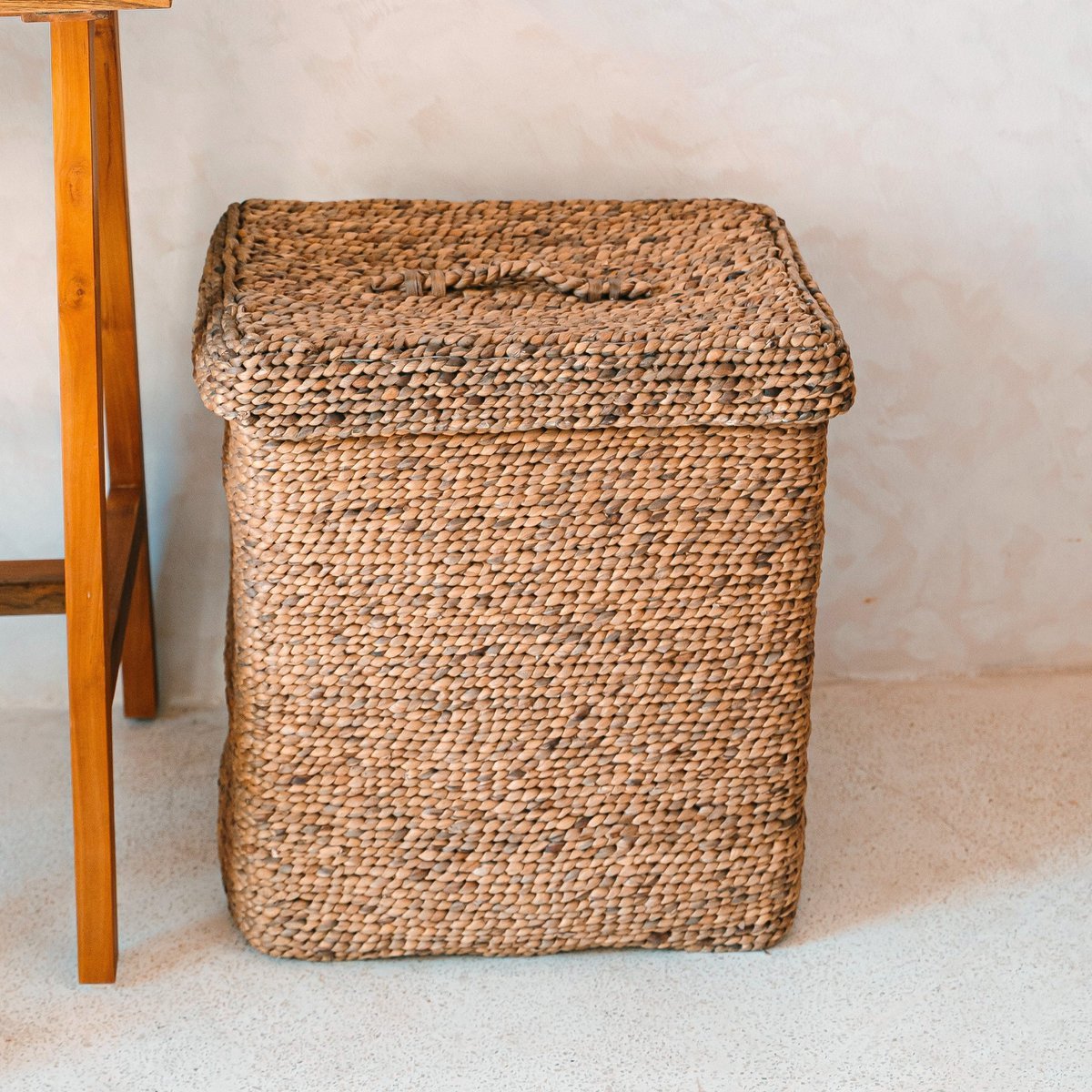 Large Laundry Basket with Lid – Decorative Woven Brown Basket – Rectangular Laundry Hamper – Boho Basket Handmade from Water Hyacinth SEMERU - LUXONAS HOME