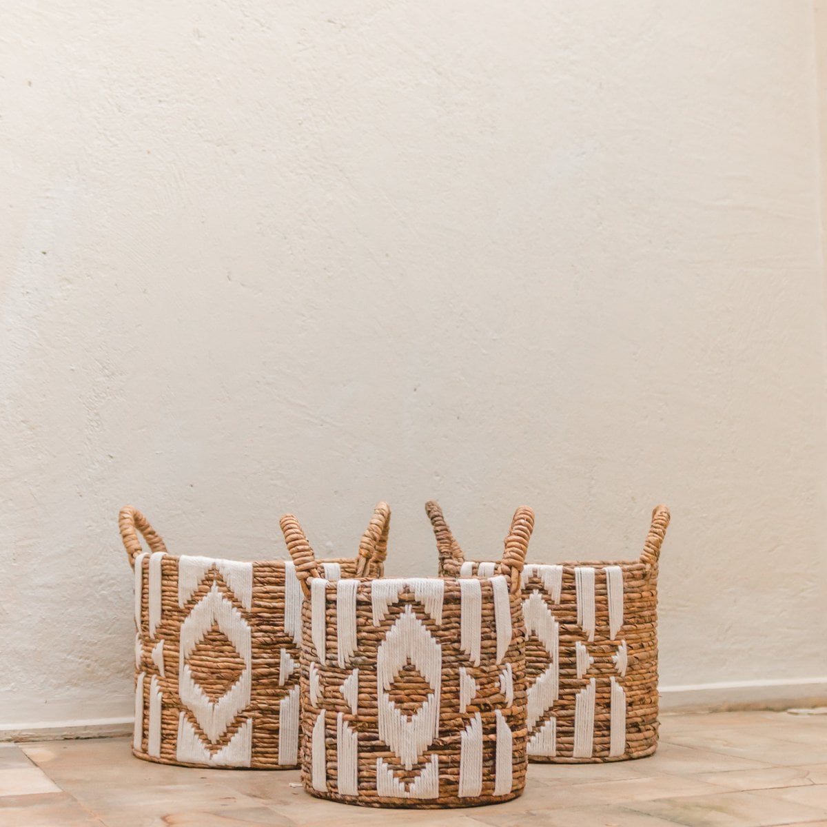 Laundry Basket Plant Basket Large Round NASARI Made of Banana Fibre with Cotton Macrame Pattern - LUXONAS HOME