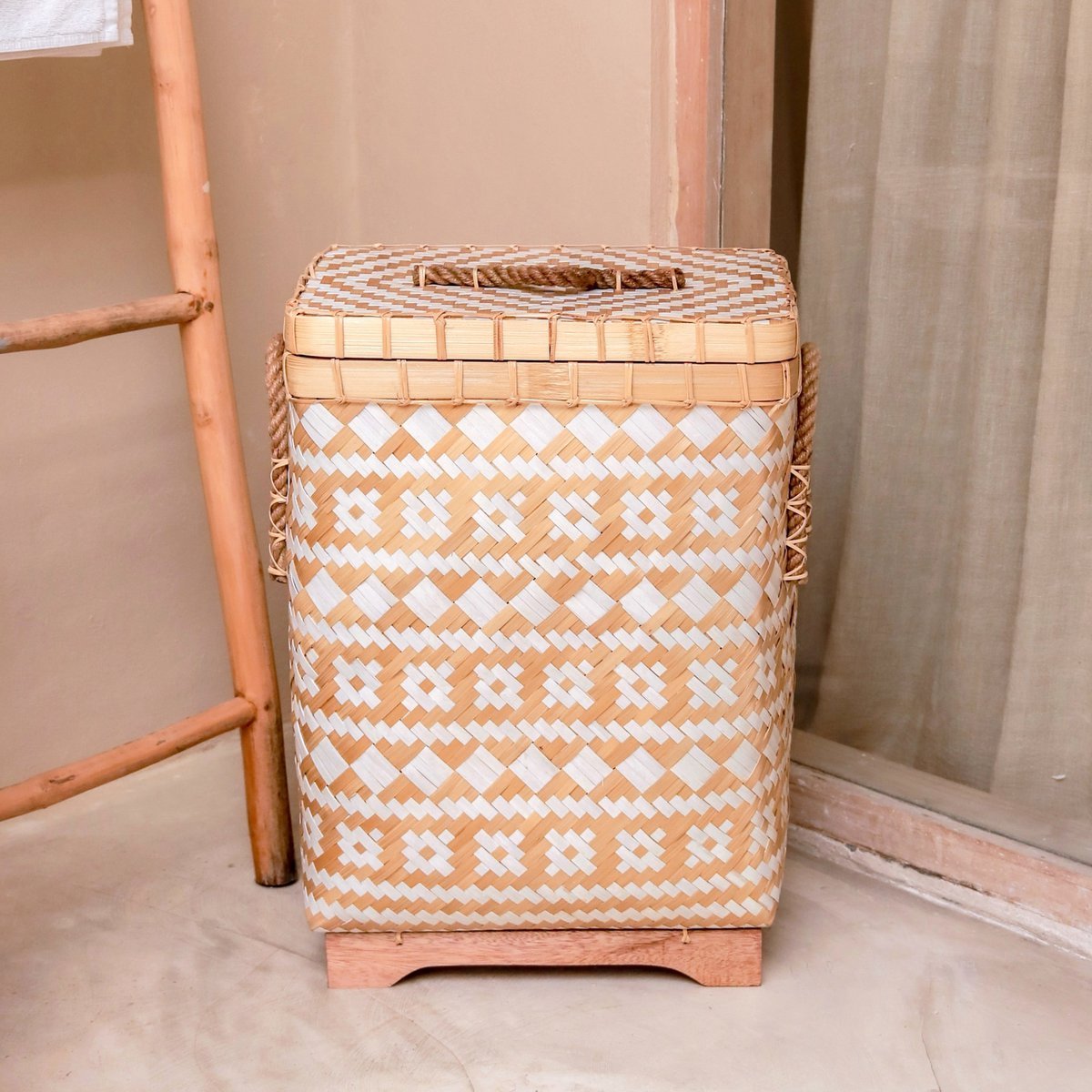 Laundry Basket with Lid DARI Handwoven from Bamboo with Beige and White Zigzag Pattern - LUXONAS HOME