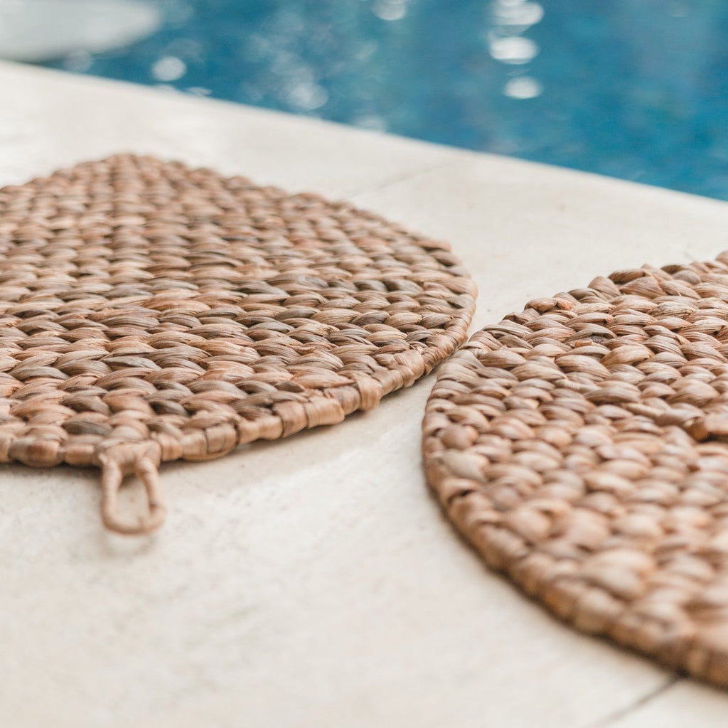 Leaf - shaped placemat (Set of 2, 4 or 6) 48 cm | Boho table mat DITU made from water hyacinth - LUXONAS HOME
