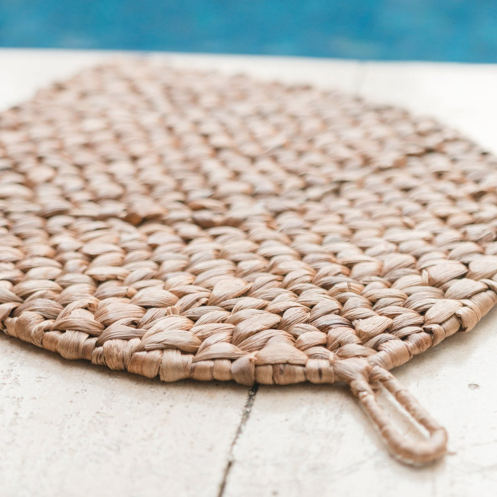 Leaf - shaped placemat (Set of 2, 4 or 6) 48 cm | Boho table mat DITU made from water hyacinth - LUXONAS HOME