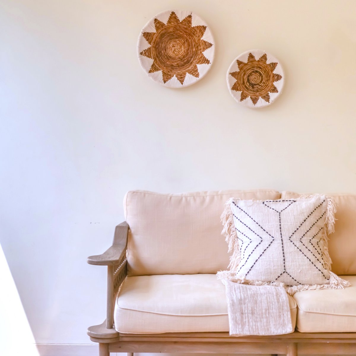 Round Boho Wall Basket – Woven Wall Decor – Decorative Bowl – Woven Wall Plate with Embroidered Star Pattern ADARI (2 sizes, Ø30/40 cm) - LUXONAS HOME