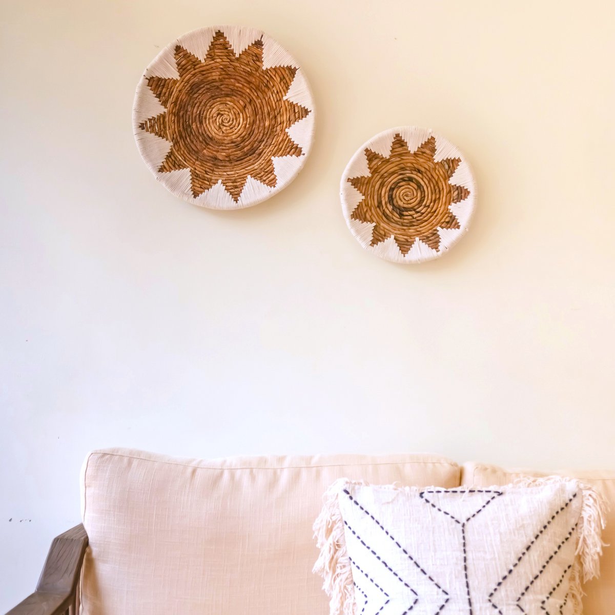 Round Boho Wall Basket – Woven Wall Decor – Decorative Bowl – Woven Wall Plate with Embroidered Star Pattern ADARI (2 sizes, Ø30/40 cm) - LUXONAS HOME