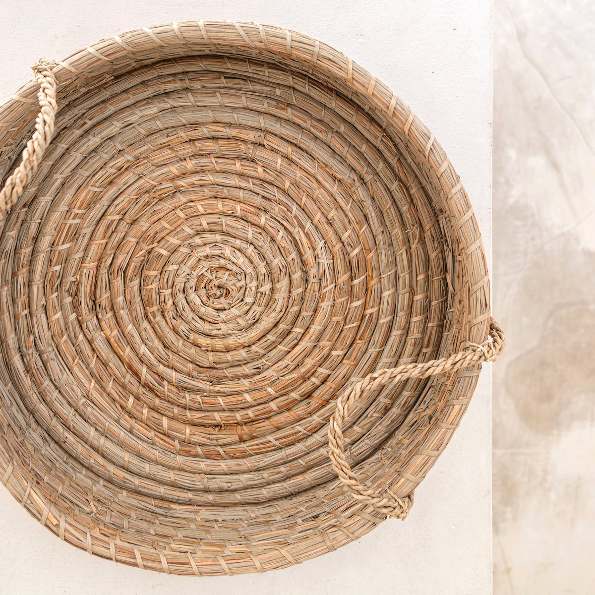 Round Tray Woven from Seagrass PINTU Decorative Serving Tray (2 sizes) - LUXONAS HOME