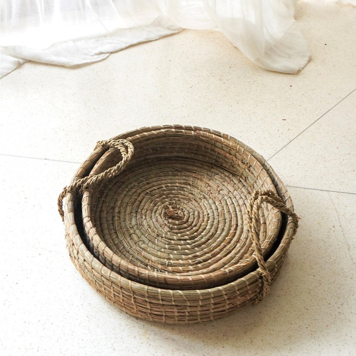 Round Tray Woven from Seagrass PINTU Decorative Serving Tray (2 sizes) - LUXONAS HOME