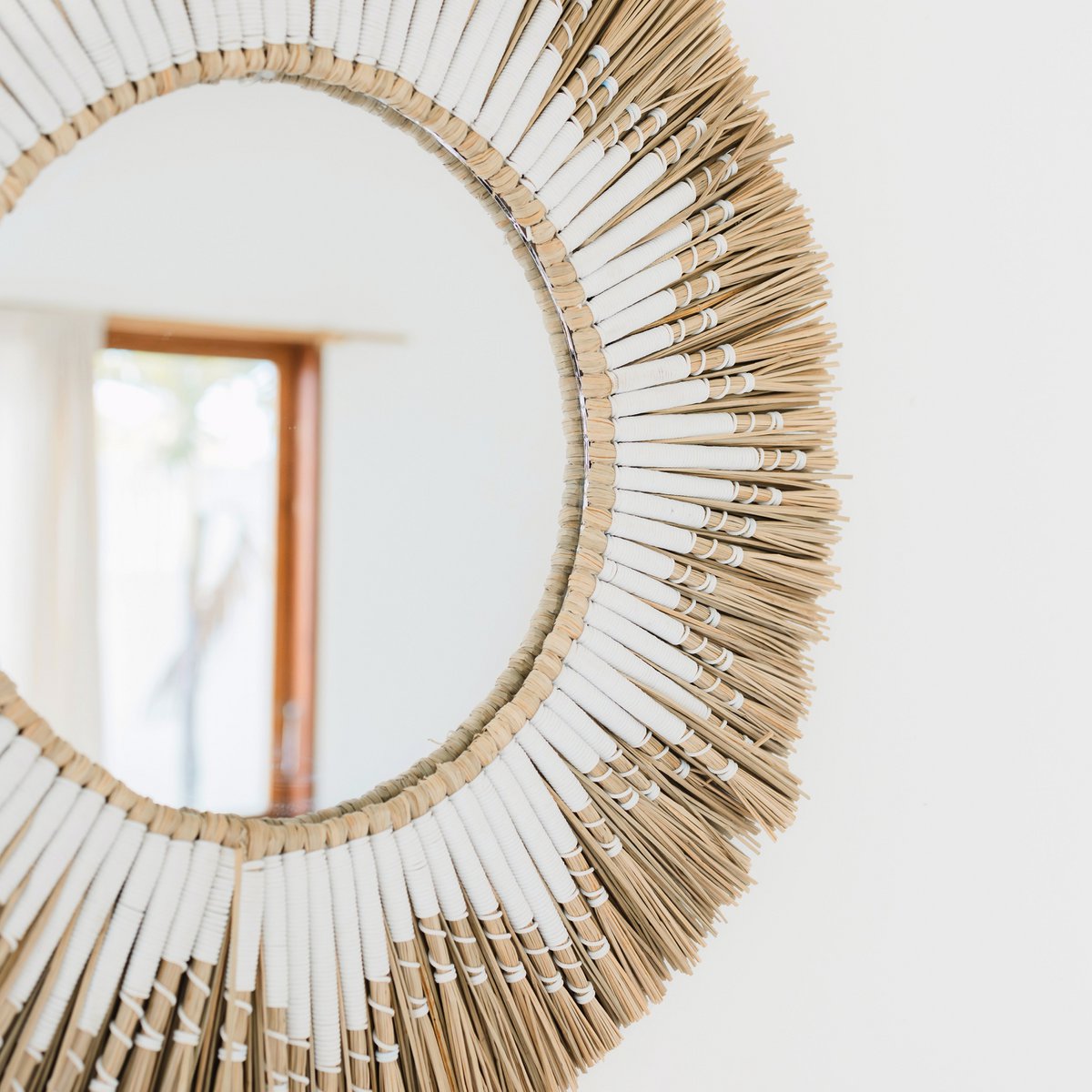 Round Wall Mirror Made of Seagrass – Boho Hanging Mirror – Wall Mirror with Fringes and Pattern Made of White Cotton (Ø 60 cm) RANDU - LUXONAS HOME