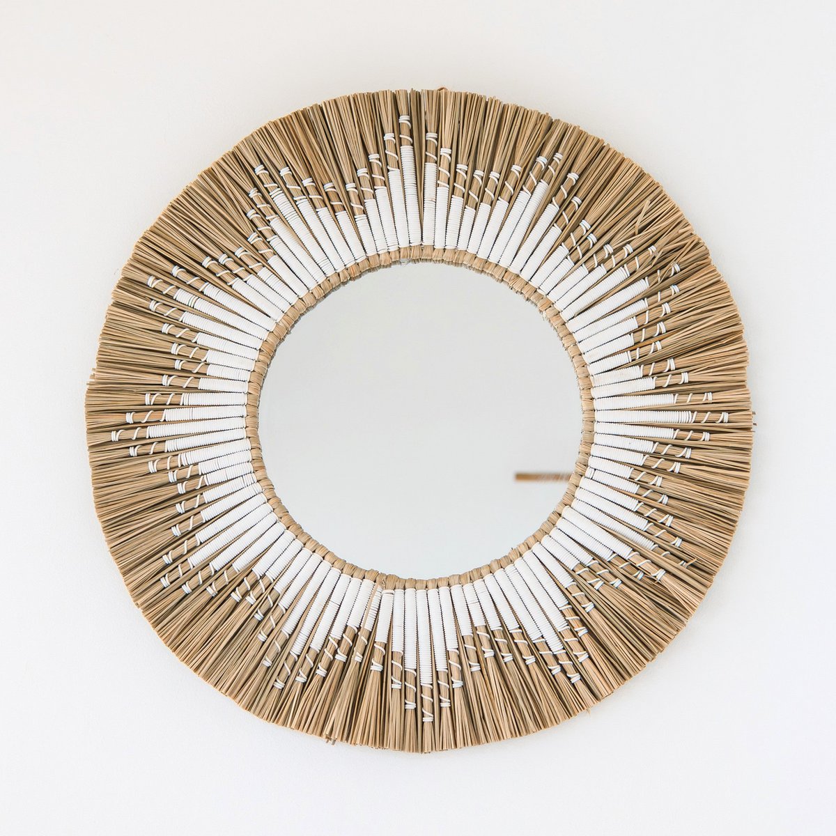 Round Wall Mirror Made of Seagrass – Boho Hanging Mirror – Wall Mirror with Fringes and Pattern Made of White Cotton (Ø 60 cm) RANDU - LUXONAS HOME