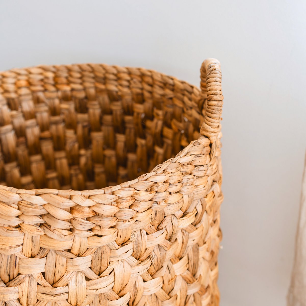 Round Woven Laundry Basket – Boho Plant Basket – Laundry Hamper Brown – Large Basket Made of Water Hyacinth RAJA (3 sizes Ø 35/40/50 cm) - LUXONAS HOME