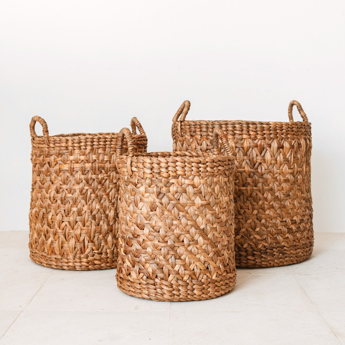 Round Woven Laundry Basket – Boho Plant Basket – Laundry Hamper Brown – Large Basket Made of Water Hyacinth RAJA (3 sizes Ø 35/40/50 cm) - LUXONAS HOME