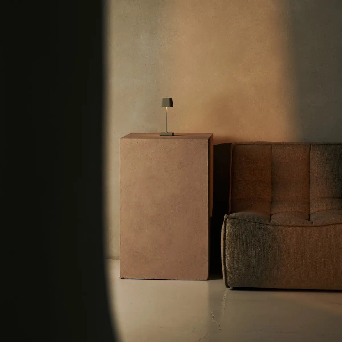 Sarphati Mini Shadow Grey Cordless Table Lamp | Rechargeable via Charging Station & 3 Light Modes - LUXONAS HOME