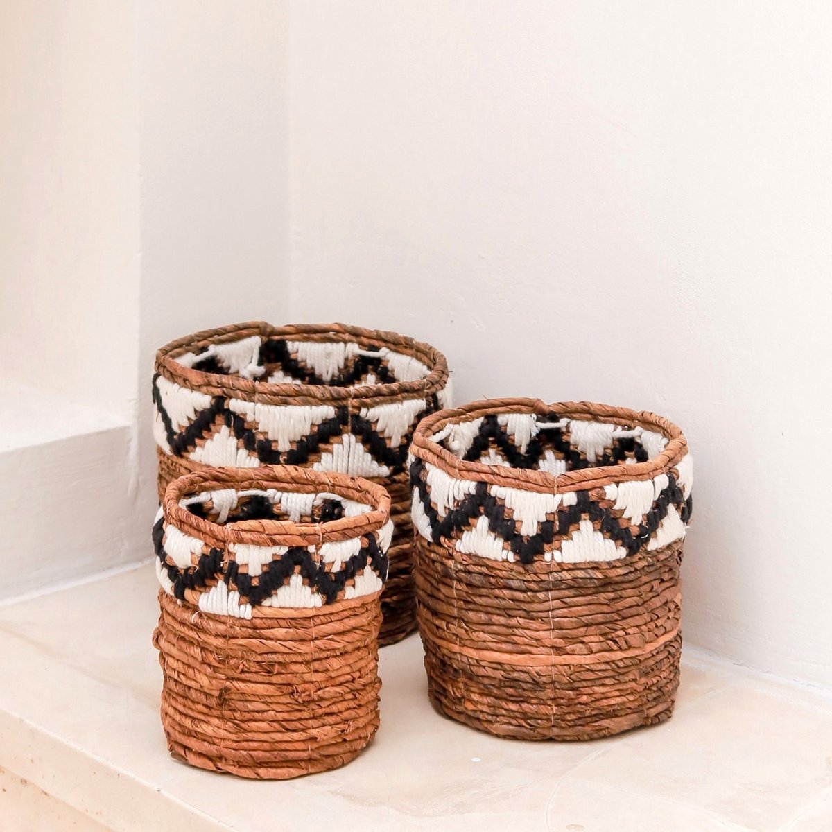 Small Round Basket for Plants or as Storage | Woven Boho Basket SADARA with Macrame Pattern - LUXONAS HOME