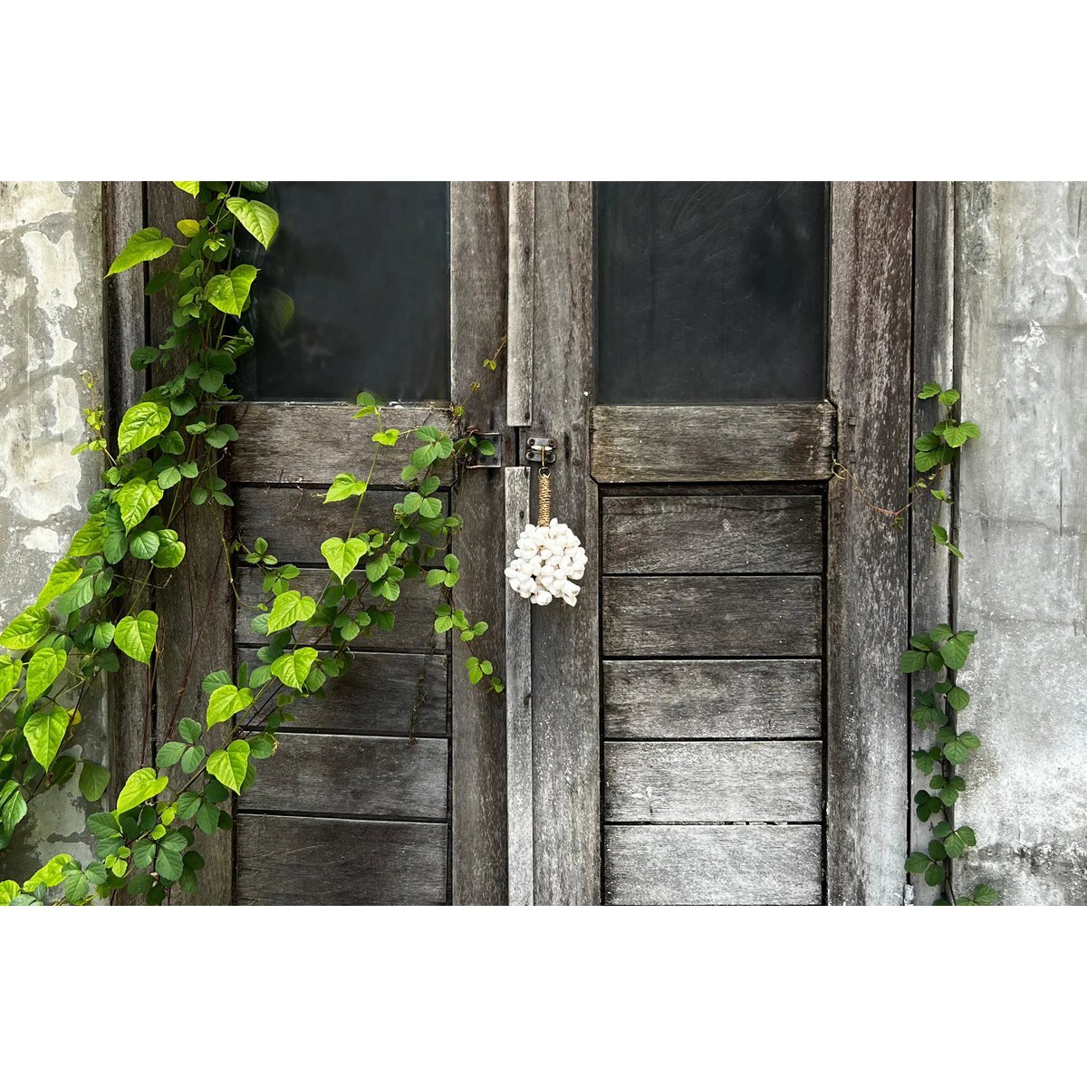 The Kai Shell Keychain - White - LUXONAS HOME