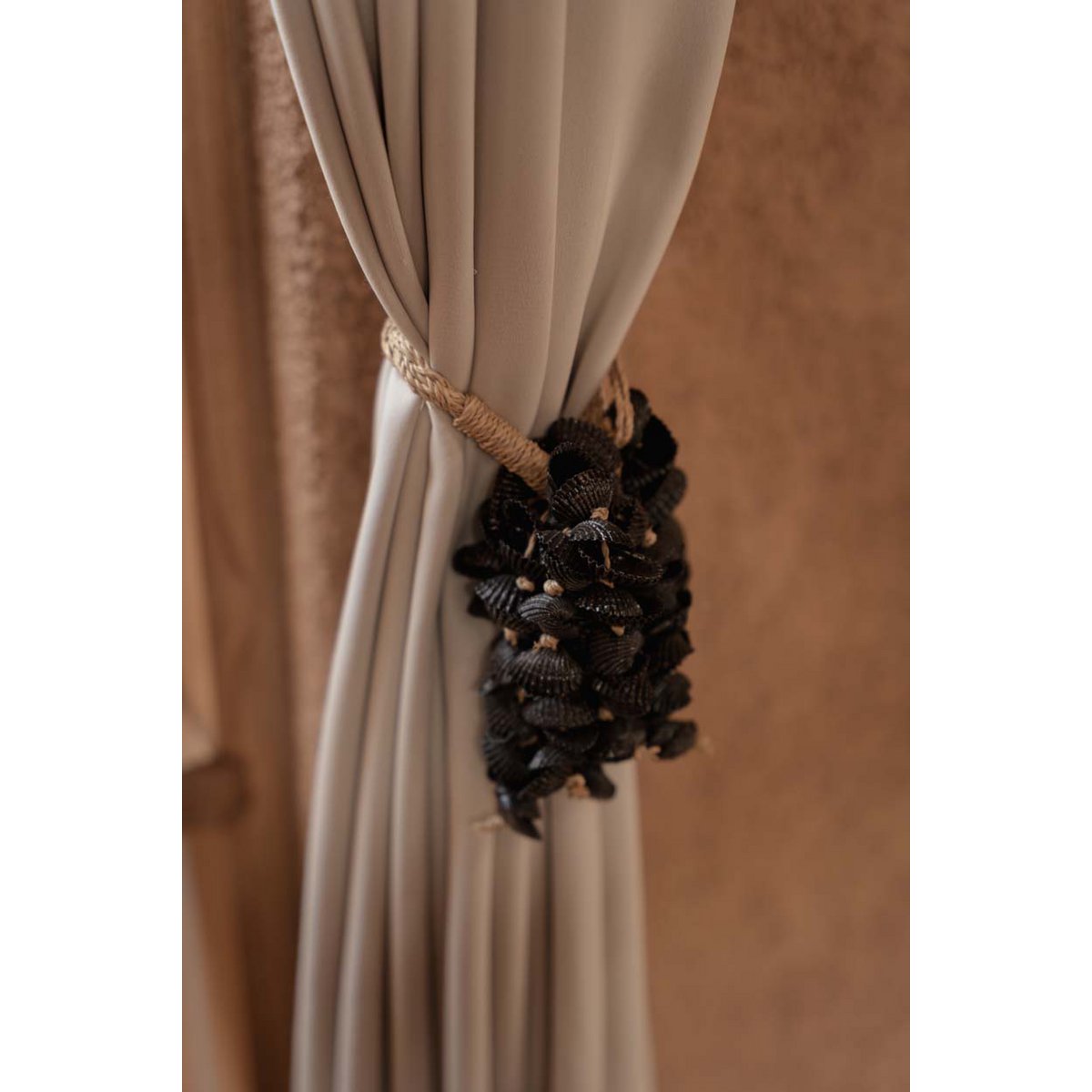 The Midnight Shell Tassel - Black - LUXONAS HOME