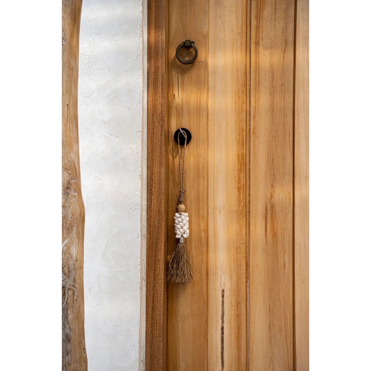 The White Shell and Raffia Tassel - LUXONAS HOME