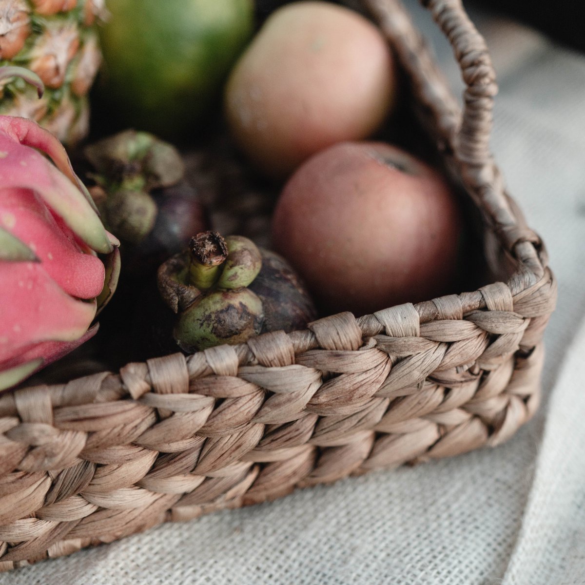 Tray BESAKIH made of Water Hyacinth (3 sizes) - LUXONAS HOME