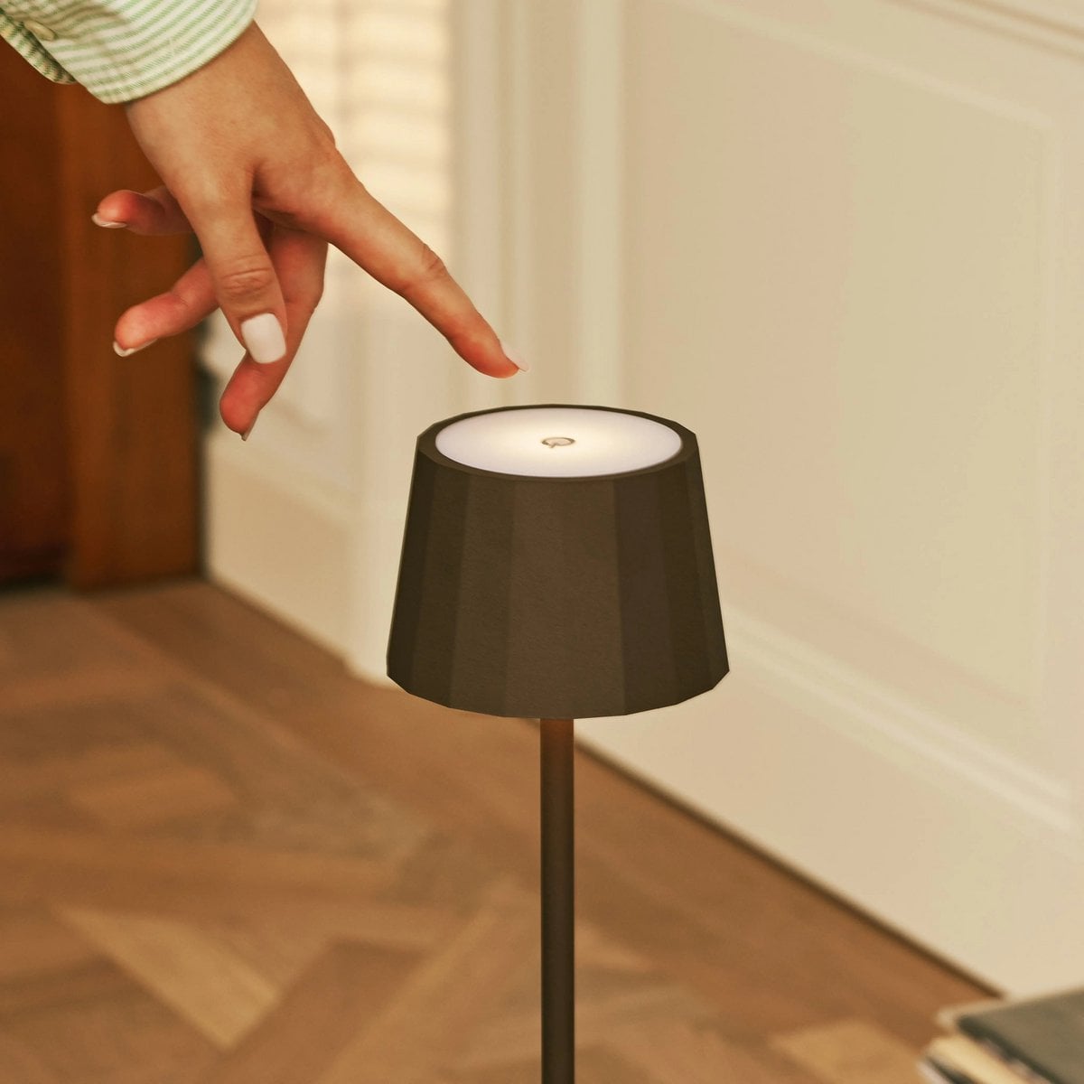 Wouter Mocha Brown Rechargeable Table Lamp | Wireless Charging & 120 - Hour Battery Life - LUXONAS HOME